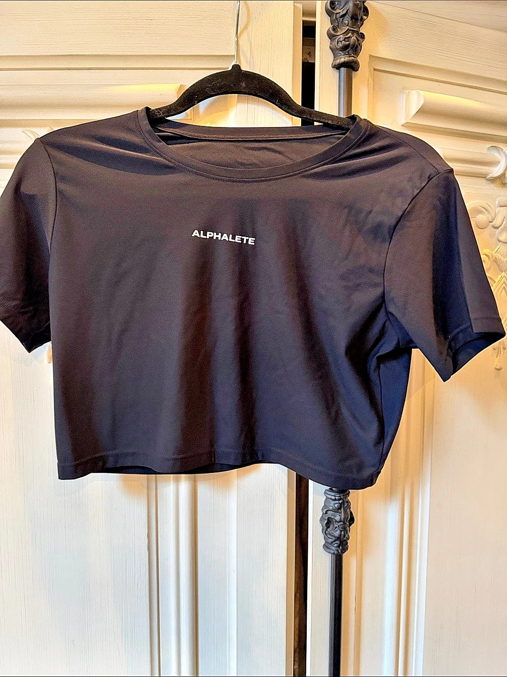 Alphalete Black Cropped Short Sleeve Top Size XS Like New
